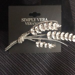 Simply Vera pin NWT